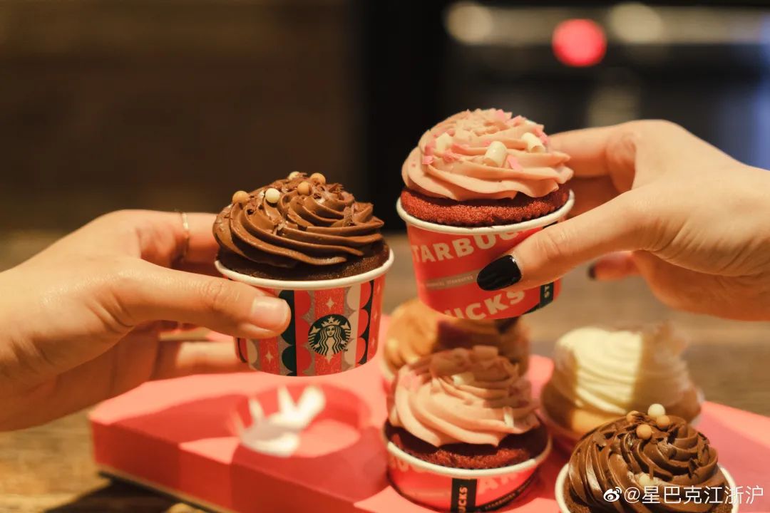 瑞幸星巴克圣诞新品,瑞幸圣诞咖啡杯包装