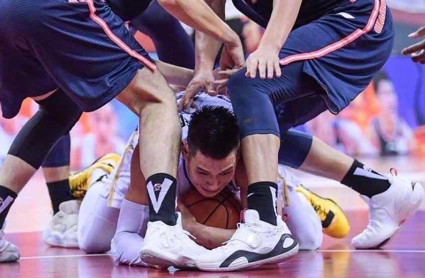 边打篮球边打人,一边打球一边打手