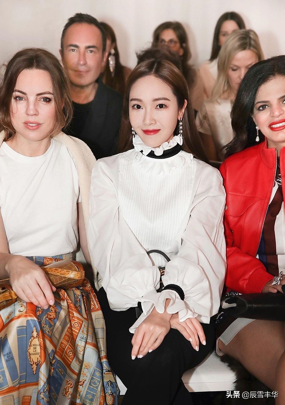 郑秀妍黑色小香风外套配牛仔裤,郑秀妍穿露腰上衣秀身材