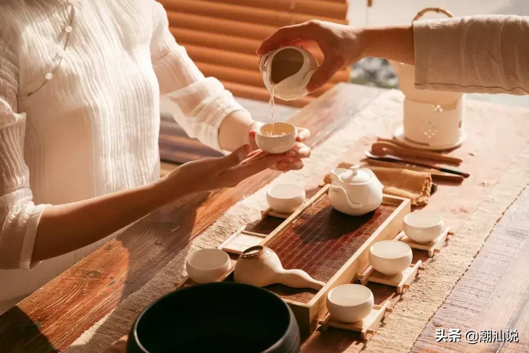倒茶时对方敲三下桌子是什么意思,涨知识别人给你倒茶为何要敲三下
