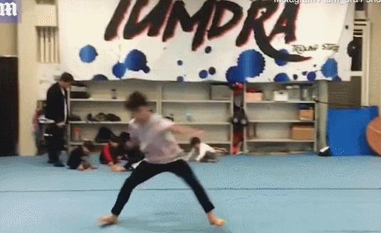 原地单脚翻转教学,360单脚翻转动作教学