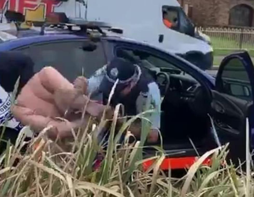 澳女子朝警察连吐口水，称自己要去做病毒检测，下一秒被放倒