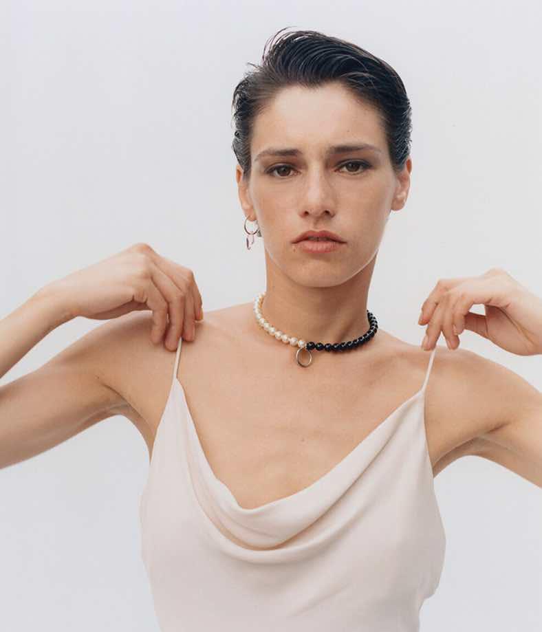 珍珠帽子白色怎么搭配好看,休闲穿搭适合戴的珍珠