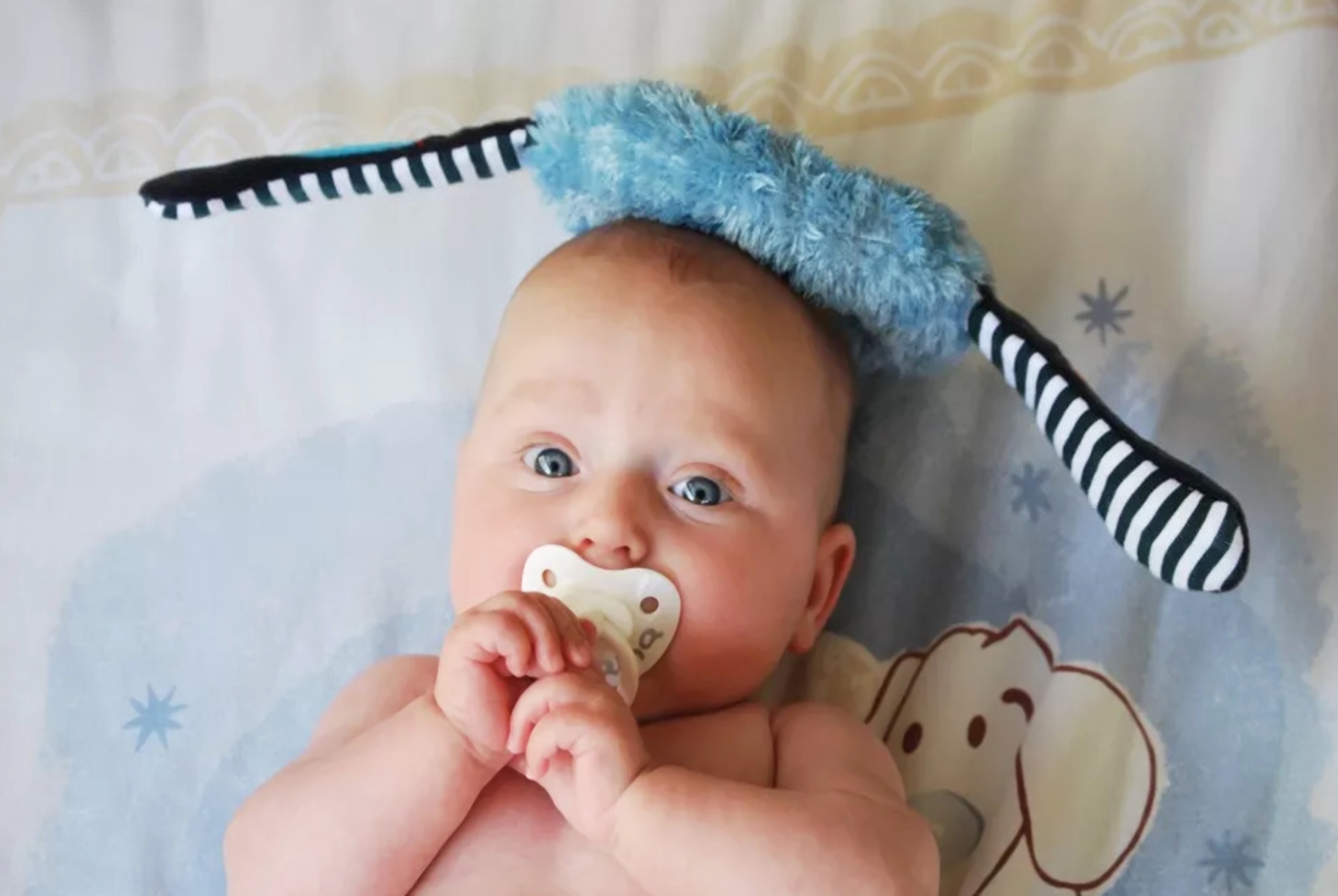 宝宝吃手很香还吧唧嘴,宝宝吃手和吃拳头