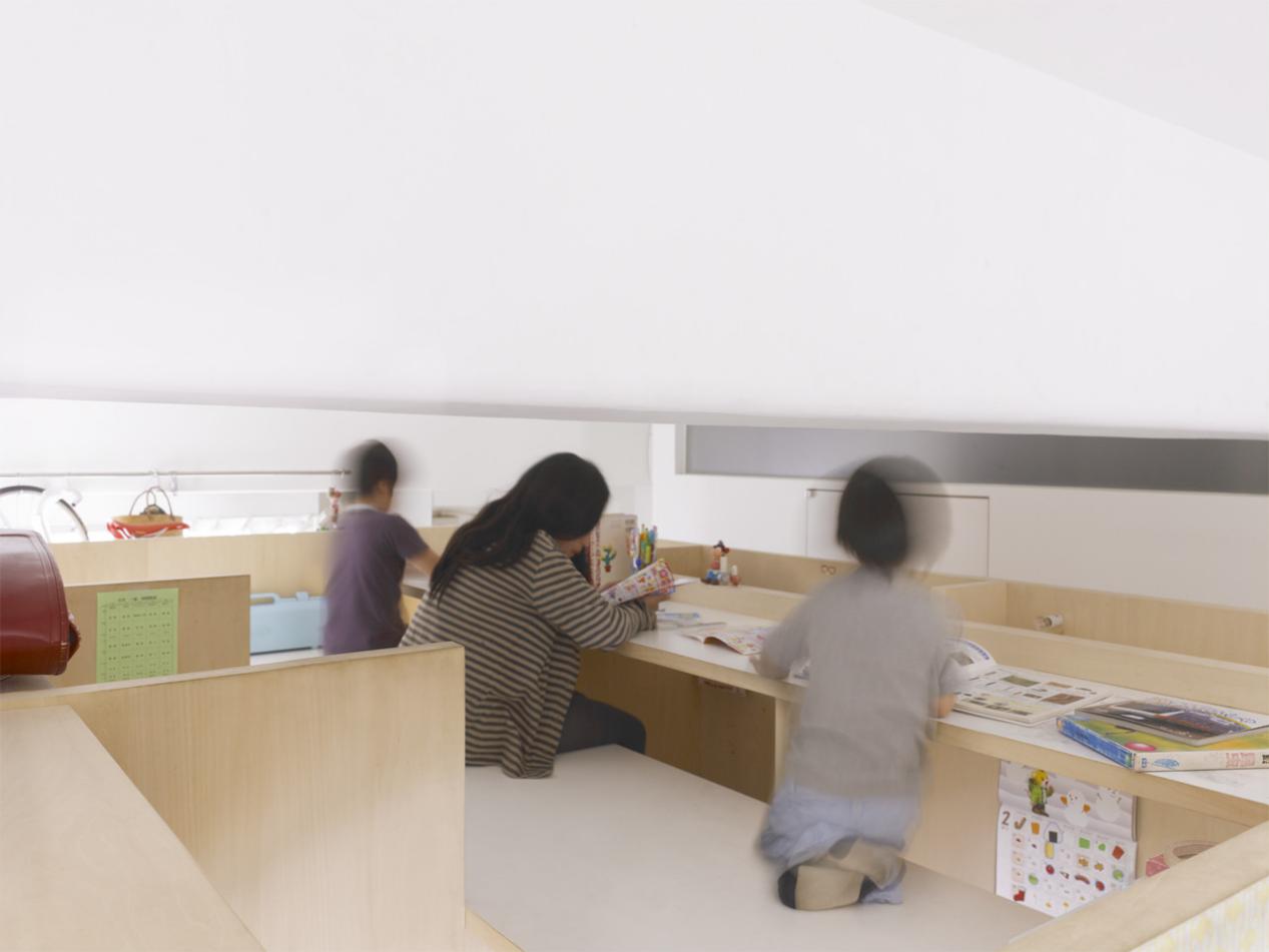 71平房子住6口人，4个孩子每人房间仅2㎡爬着进去，像睡在壁橱里