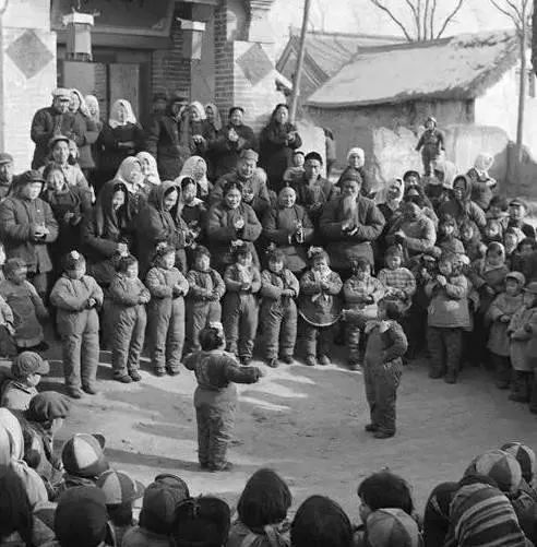 九张折射过年气氛的照片,百张罕见的过年老照片这才是年味
