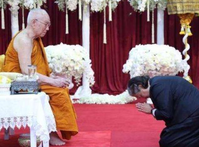 68岁泰王接受匍匐跪拜,泰王跪拜九十岁僧王