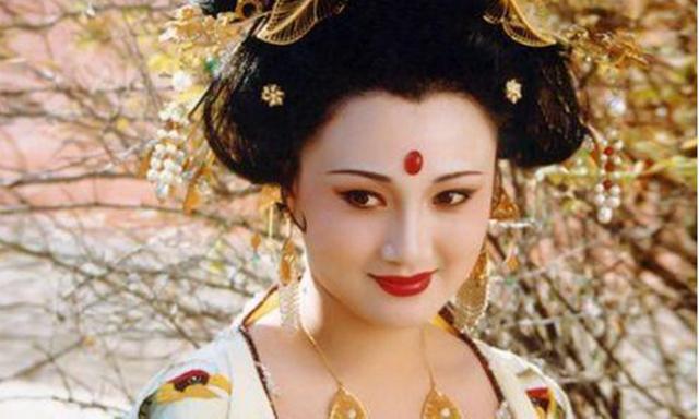 关于唐朝杨玉环的故事,为何说杨玉环是羞花