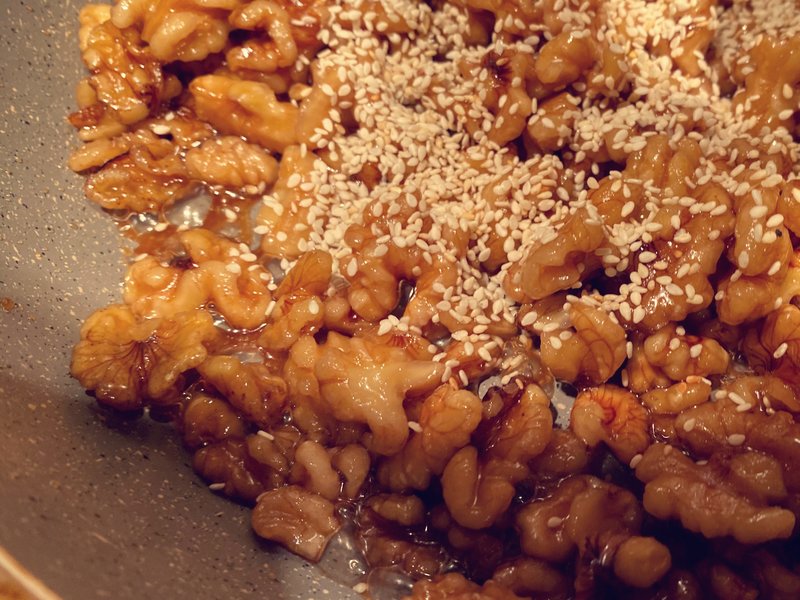 做好的琥珀核桃让人难以抗拒,琥珀核桃教程来了私藏美食大分享