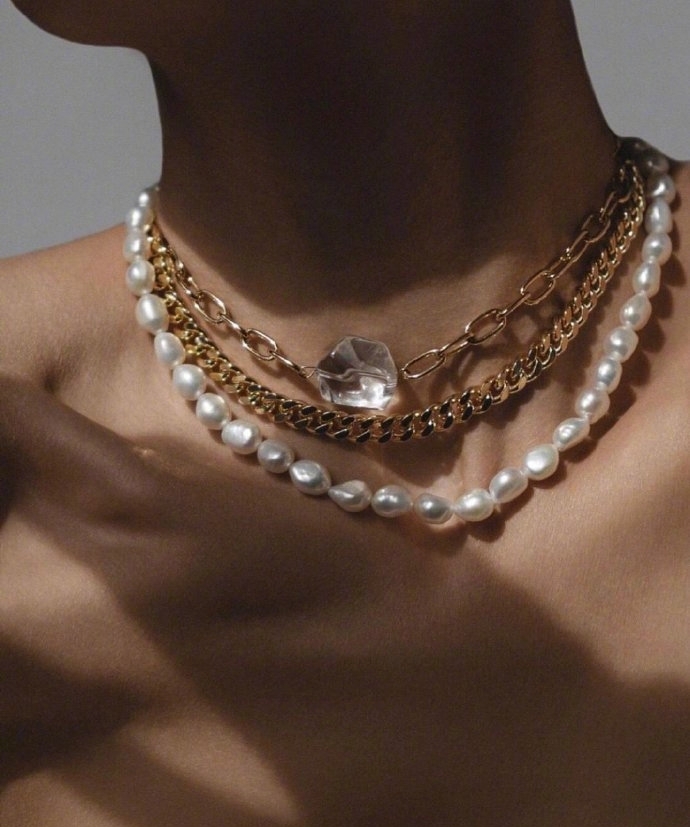 小蛮腰项链和珍珠项链叠戴好看吗,珍珠项链怎么搭配显得年轻洋气