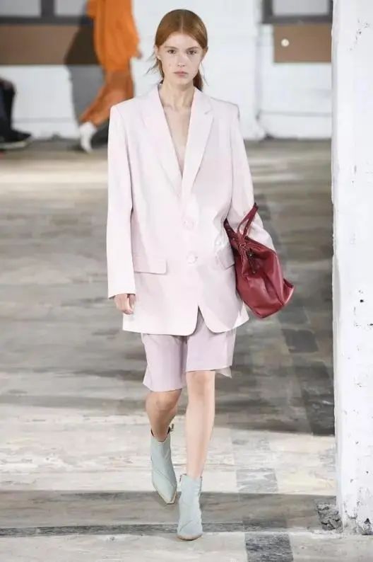 百慕大短裤搭配的两个新趋势,百慕大短裤搭配小个子