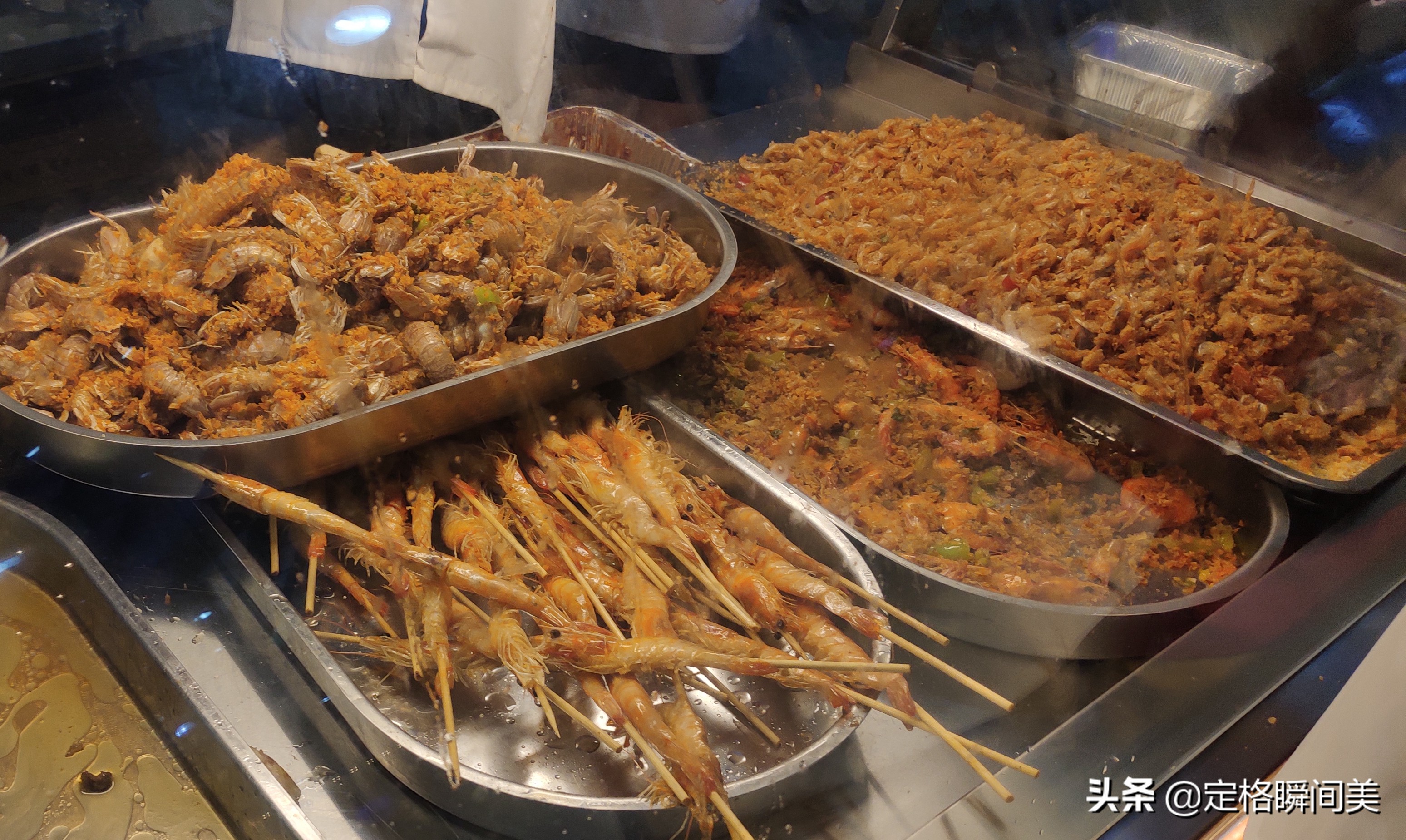 小生意赚大钱，晚上顾客排长队，一月的收入比你一年挣得都多