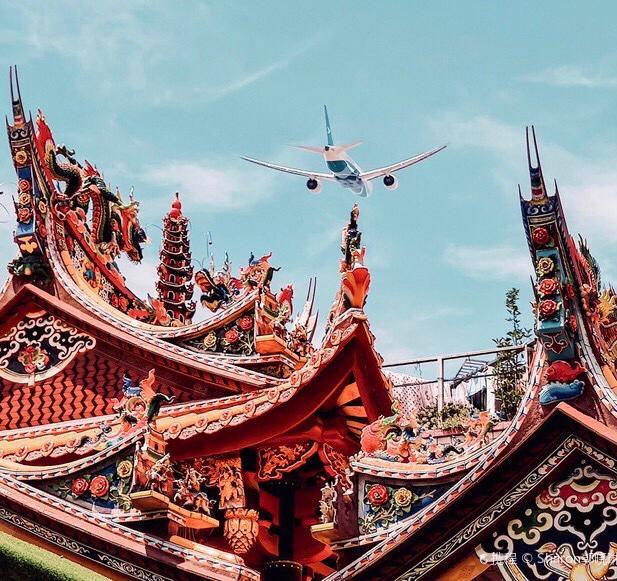 厦门高崎机场在殿前市区，游客来游朝天宫：举起手机就能拍大飞机