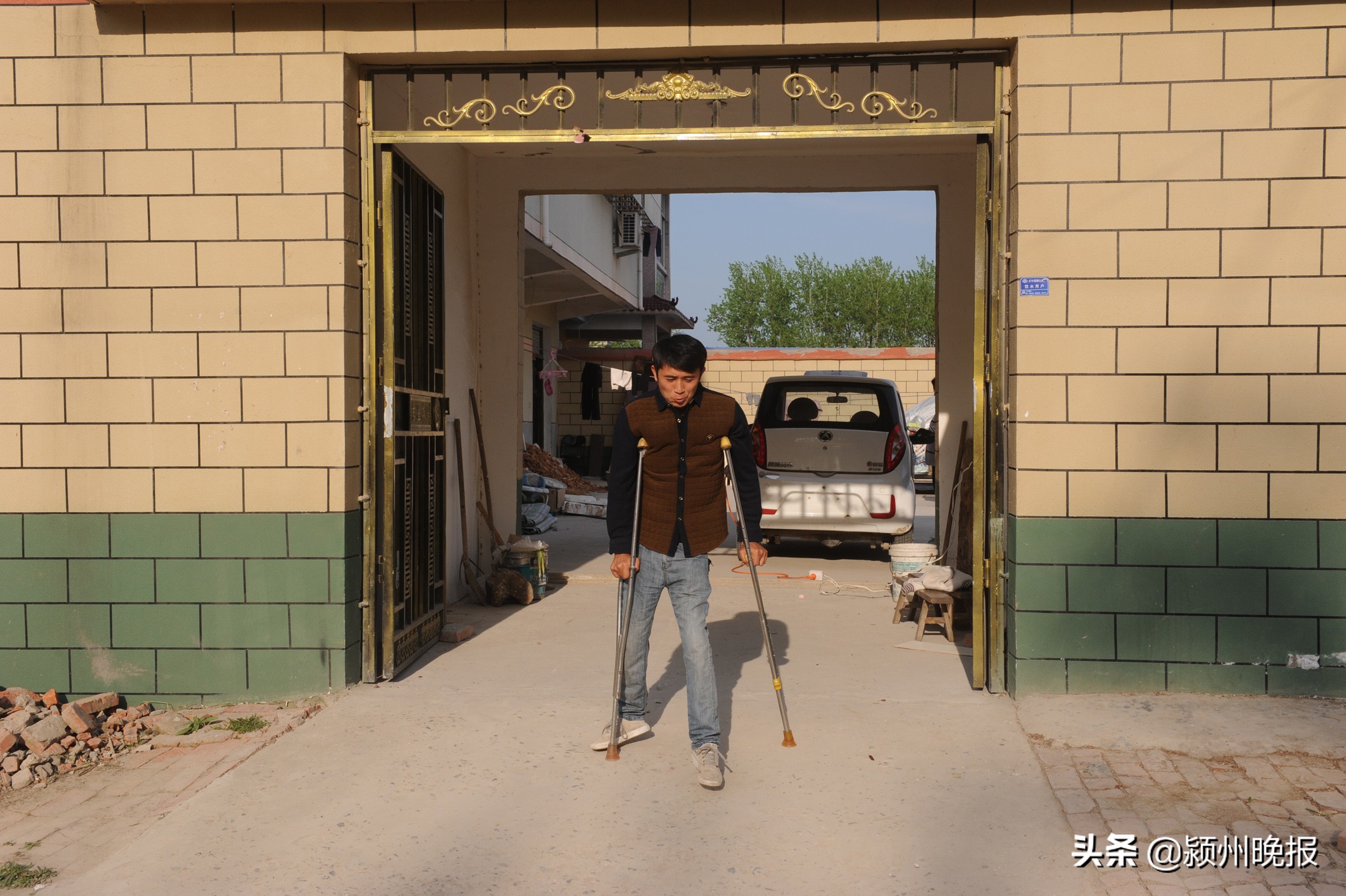 自幼患有小儿麻痹症，乡村教师李磊坚守讲台15年，网课期间还拄拐送教！他想用自己的故事激烈更多的农村孩子