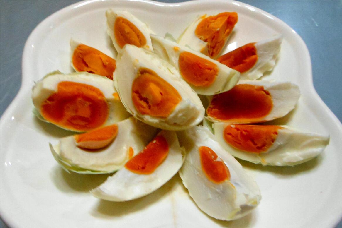 用热盐水腌咸鸭蛋冒油不咸的方法,腌咸鸭蛋放了白醋怎么办