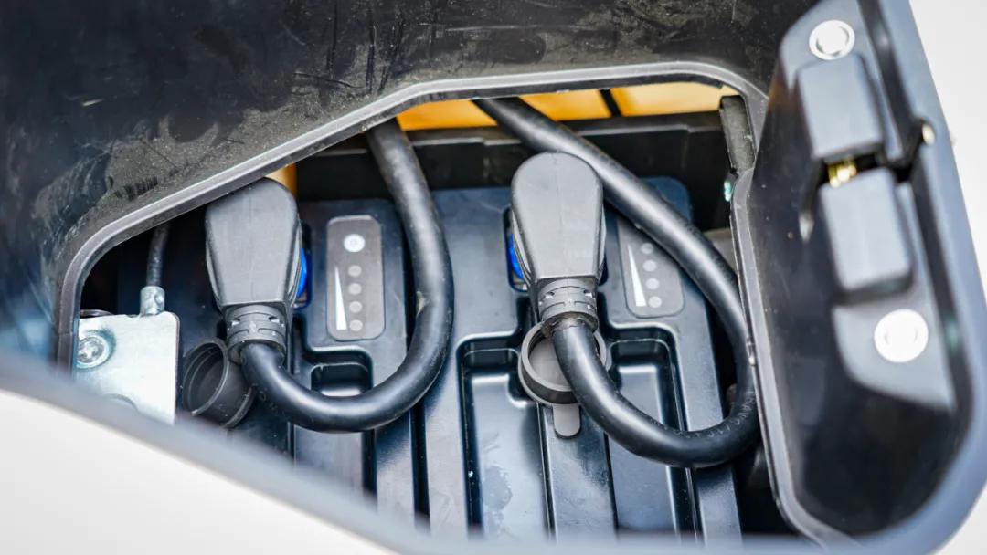 黑科技的电摩MIKUSuper：汽车级锂电双芯双动力指纹解锁