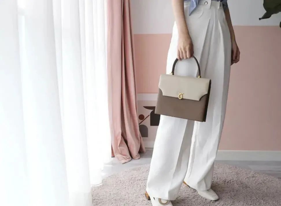 英国女王拿过的包包,英国伊丽莎白女王二世包包