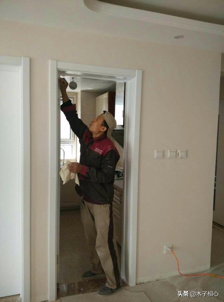 安装木门时泡沫胶是打点还是打满,用泡沫胶填充木门好吗