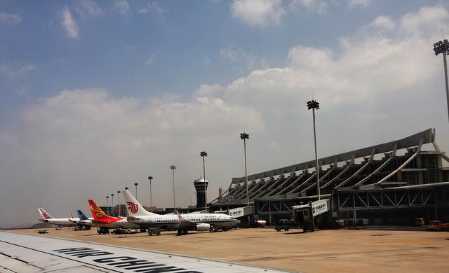 厦门高崎机场在殿前市区，游客来游朝天宫：举起手机就能拍大飞机