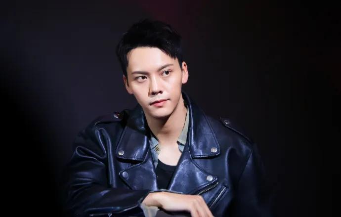 天生“花心脸”，痞帅不油腻，这6位自带坏男生魅力，不耍帅也酷