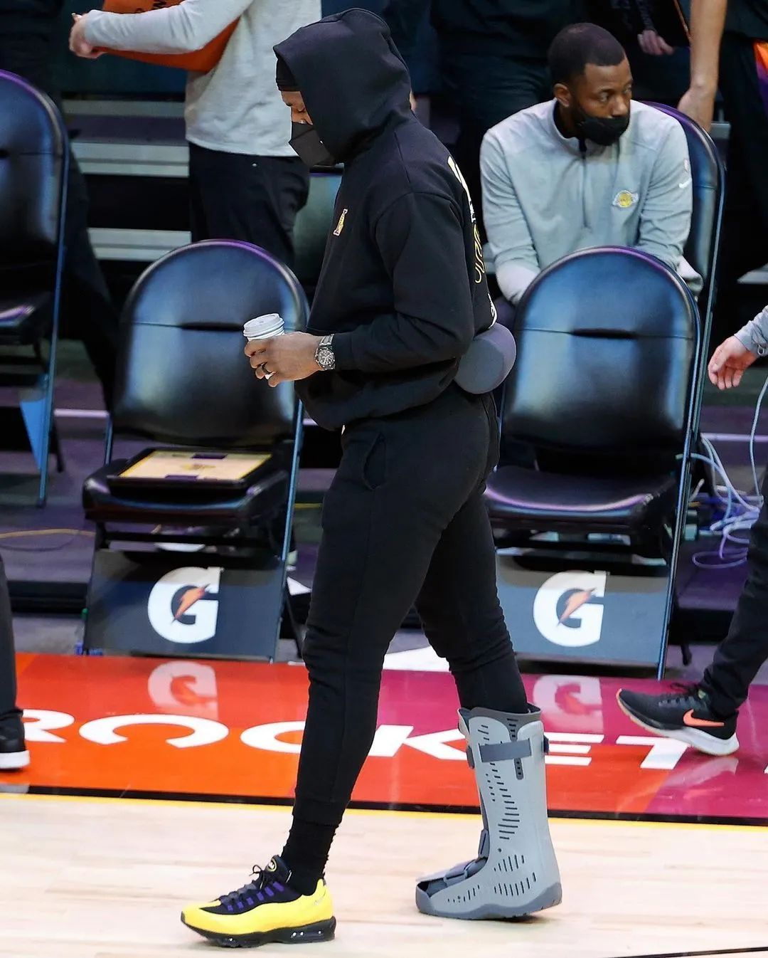 心疼！詹姆斯穿上厚重的护靴！湖人放弃场均5.4分3.2板中锋