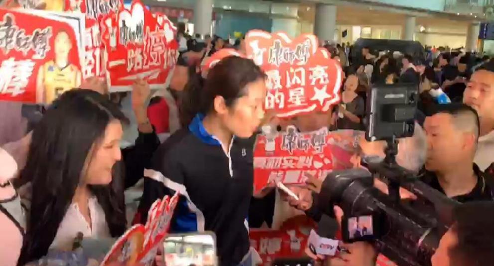 时隔三年归队朱婷面临新挑战,朱婷连续两扣助女排逆转乾坤