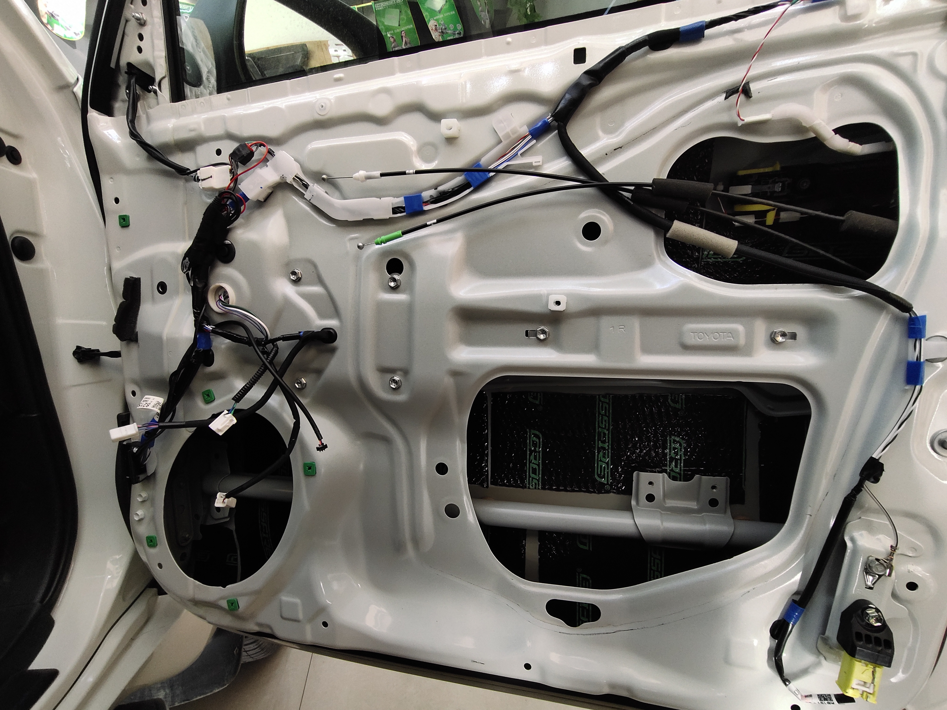 赤峰汽车音响改装鑫航改装丰田霸道升级四门隔音丹拿40周年喇叭