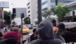 欧文现身湖人主场观赛戴的帽子,欧文球迷希望欧文去湖人吗