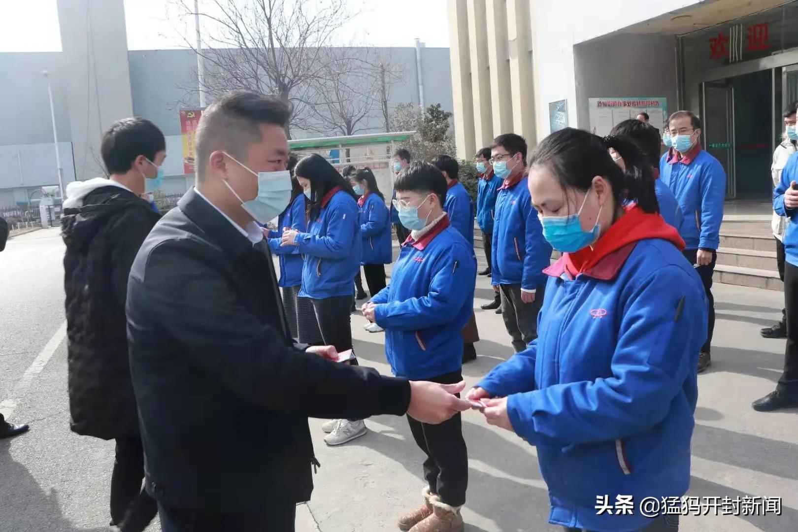 开封新城办丨1500张购物福利卡送给留汴过年企业员工