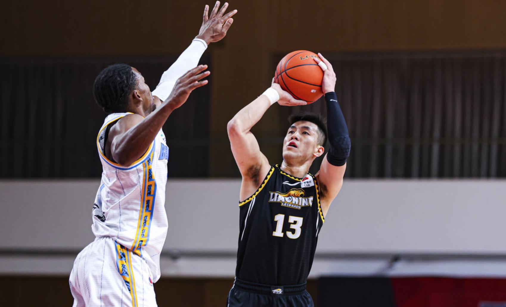 郭艾伦头部遭李慕豪肘击后，裁判录像回放后判郭艾伦犯规引争议