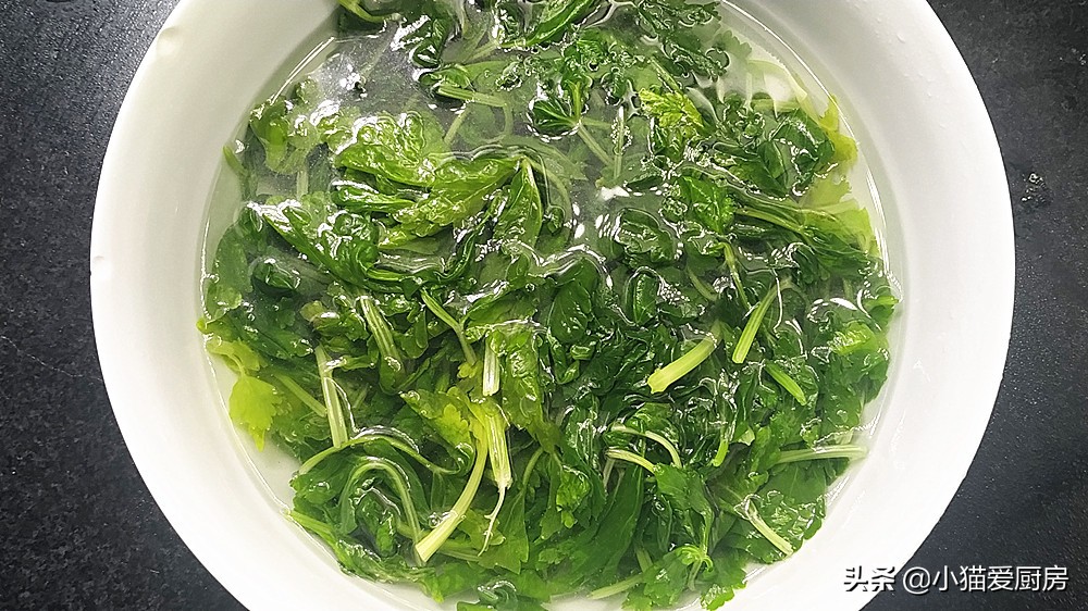 芹菜叶子炒不烂做法,芹菜叶子怎么做好吃不用焯水