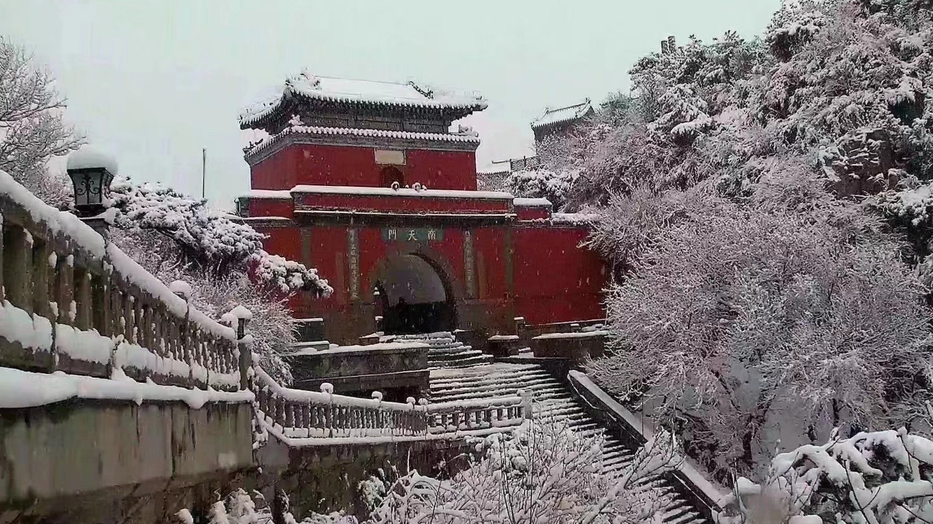 你与冬天有一场雪的距离,你与冬天之间差什么