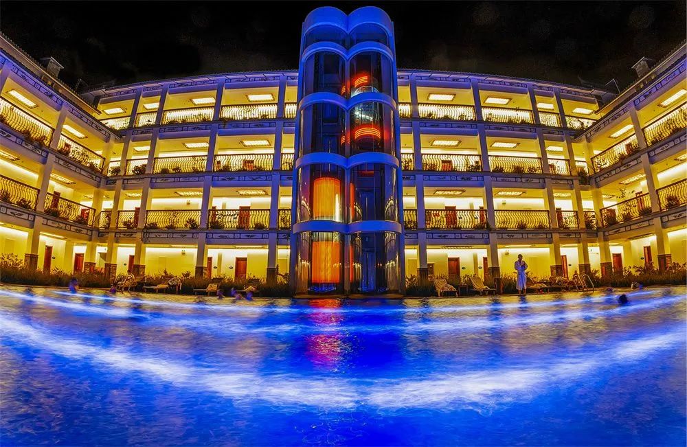 边泡温泉边潜水,边泡温泉边享用