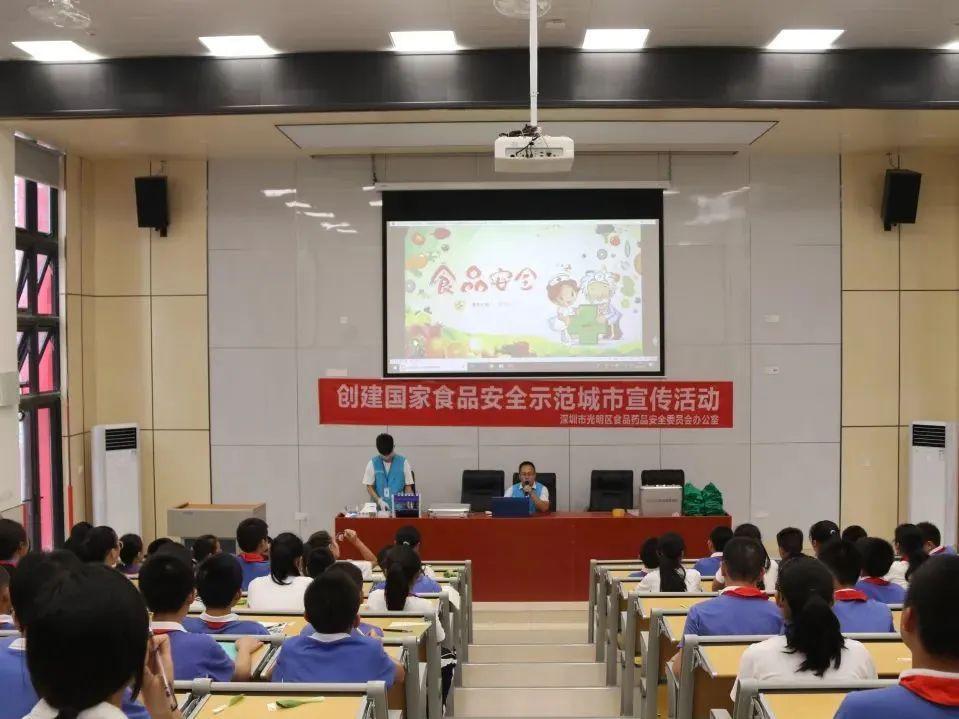 聚四海英才之荟萃，光明这所高标准学校订在崛起