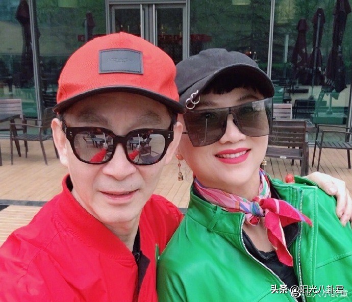 六小龄童结婚秀恩爱,六小龄童晒出妻子生日一家同框