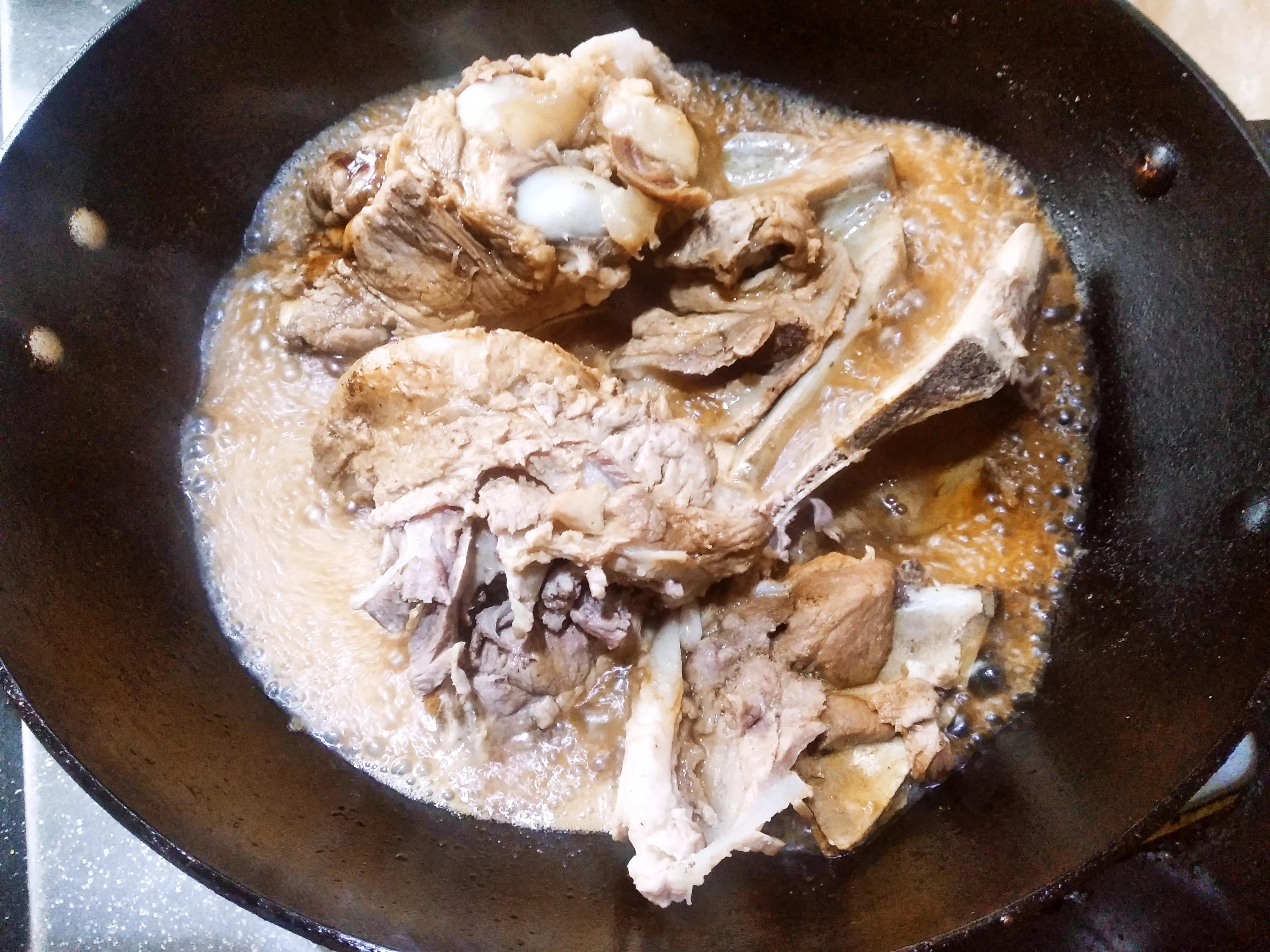 炖骨头怎么炖得又烂又香呢,家常炖大骨头放什么料