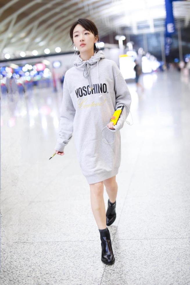 卫衣短靴今年秋冬最in穿搭,带帽卫衣配光腿神器短靴秋冬