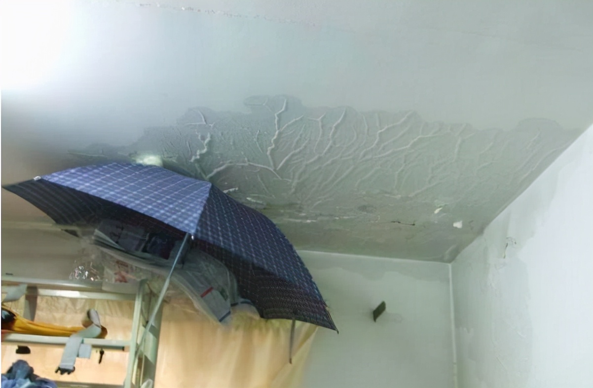 阳台下水管弯头漏水各种修补方法,阳台墙壁渗水怎么快速找出漏水点