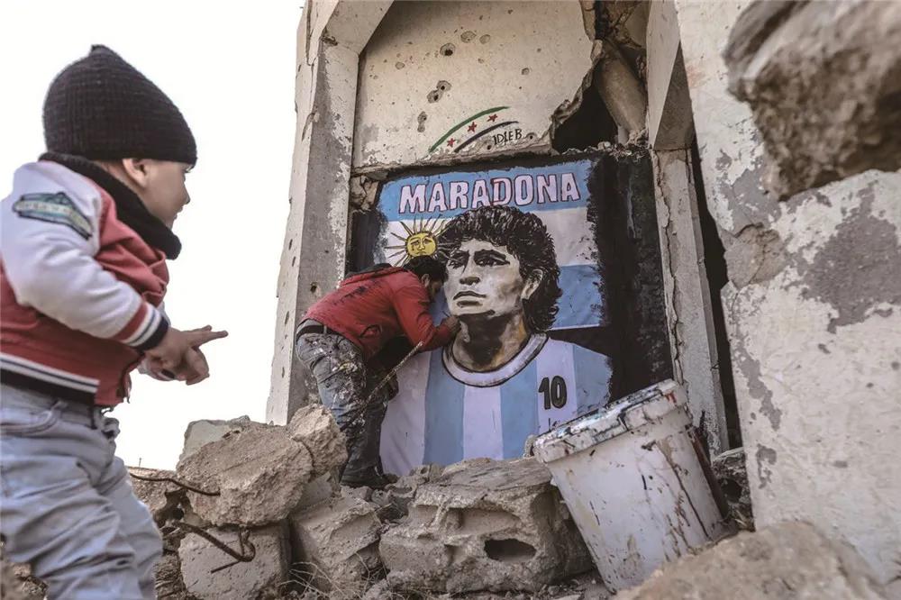 足球使他年少成名,足球史上永不磨灭的马拉多纳传奇