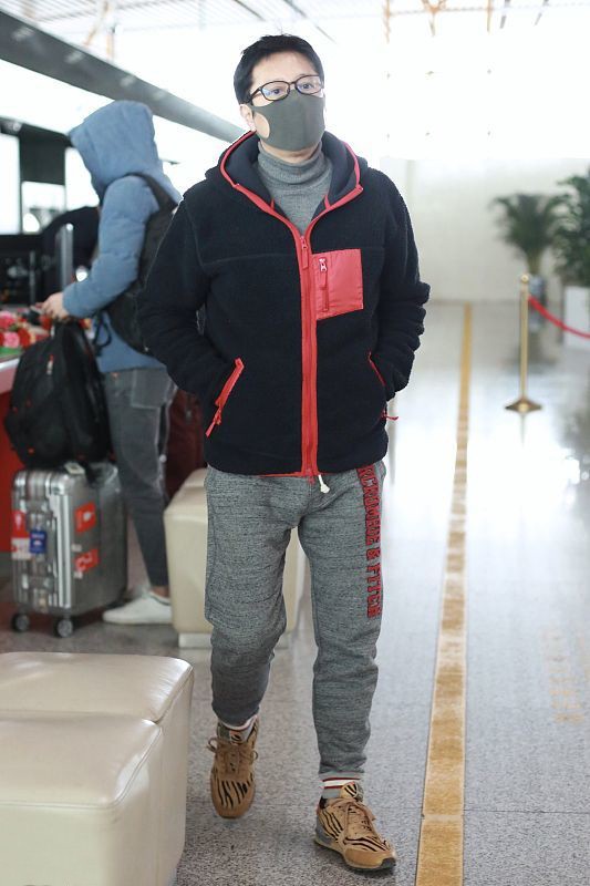 蔡国庆节夹克搭配图片,蔡国庆节春秋土黄色裤子穿搭