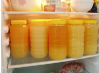 人工合成的蜂蜜怎么鉴别真假,蜂蜜放入冰箱真假鉴别最简单方法