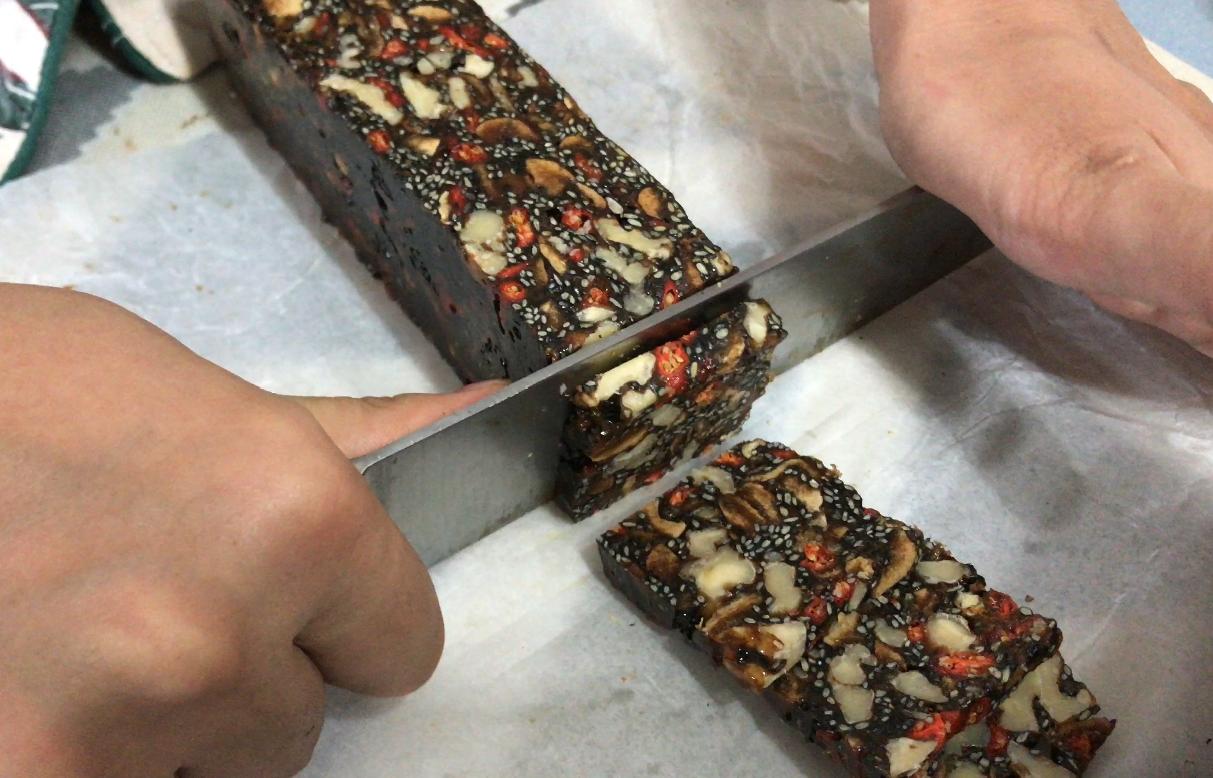 妈咪和老妈亲手制作纯手工阿胶糕,自制阿胶糕可以调理月经