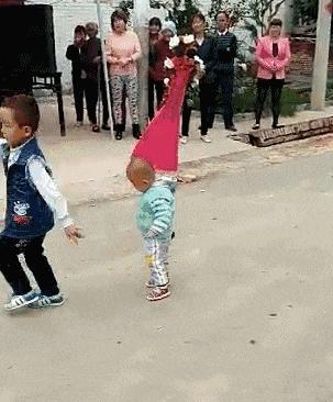 搞笑GIF段子：编辑这锅台是不是为了录视频还擦了擦？唉呀妈呀