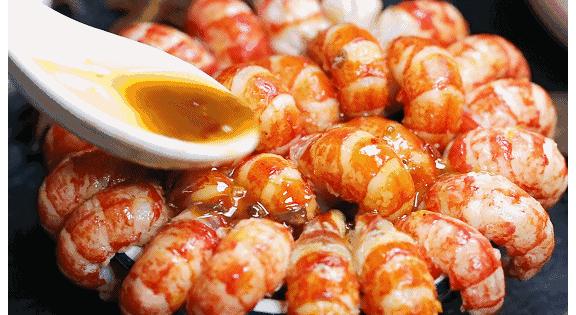 在被摆上餐桌之前，小龙虾也曾让世界人民倍感绝望（菲李漫画）