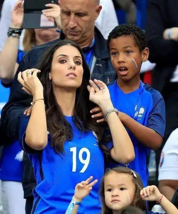 他是阿森纳著名厂花，老婆美若天仙还倒追