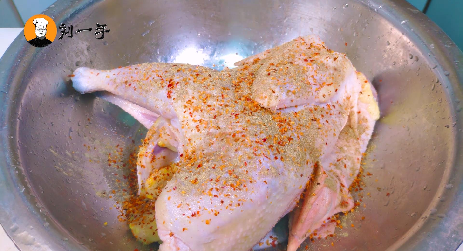 老刘心血来潮想吃窑鸡，买了炉子在家做，结果翻车烤糊了