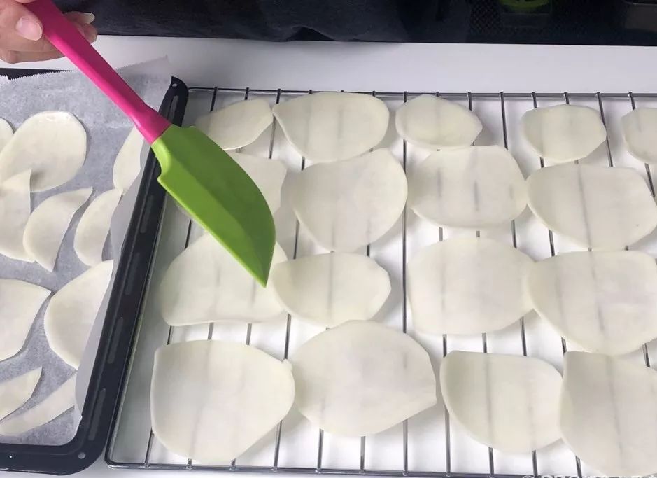 怎么做薯片简单又好吃又脆可保存,怎么在家自制原味薯片有味道的