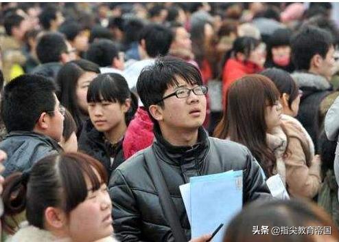 宁可守着三四千的月薪，也不愿下工地挣一万，强制中考分流也没用