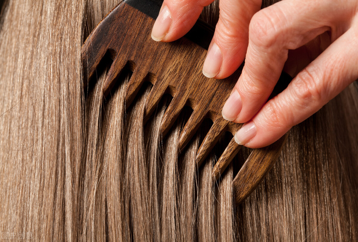 梳头养生好处多五类人更该梳头,梳头养生知识大全