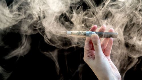 抽烟用电子烟替代什么烟,用电子烟和普通烟哪个危害大